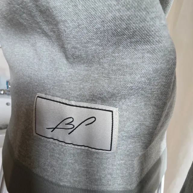 Ropa deportiva gris con logo