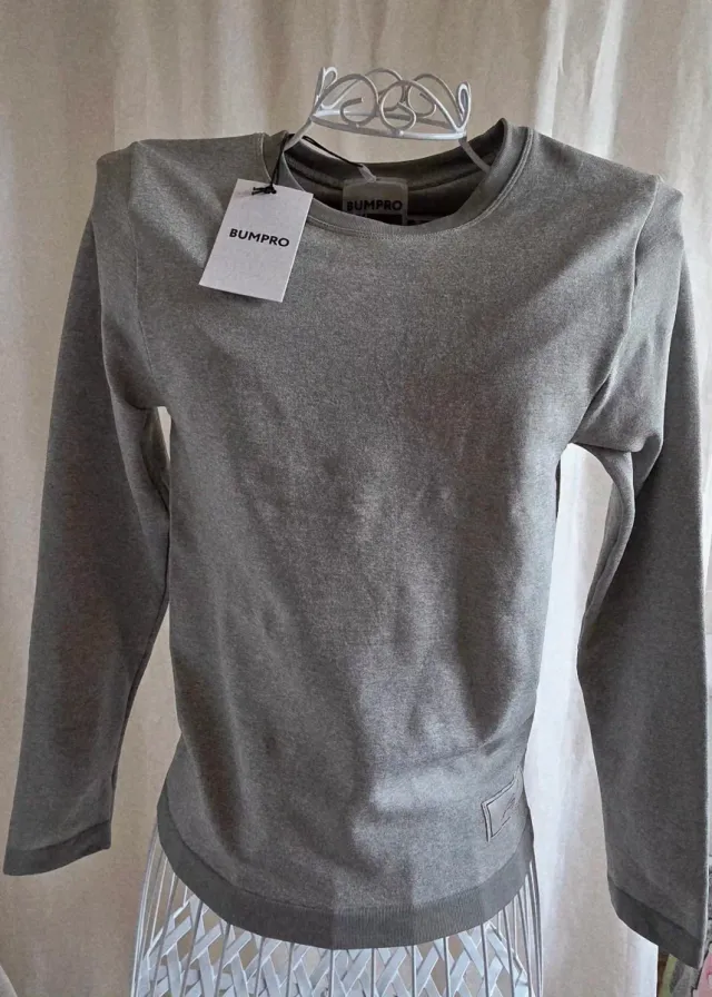 Ropa deportiva gris con logo