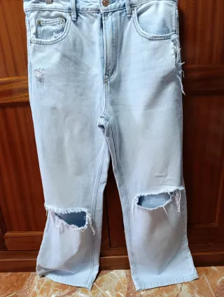Pantalón vaquero Stradivarius mujer desgarrado