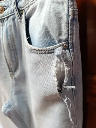 Pantalón vaquero Stradivarius mujer desgarrado