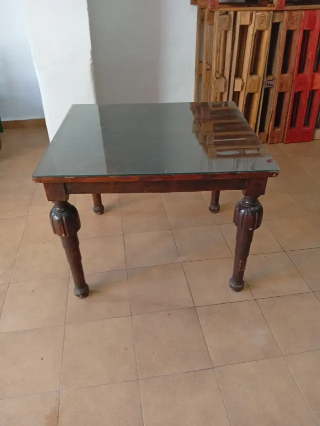 Mesa de madera tallada con cristal