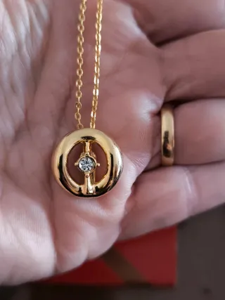 Colgante color oro con circonita.