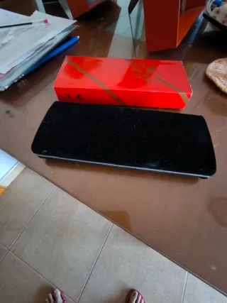 Colgante color oro con circonita.