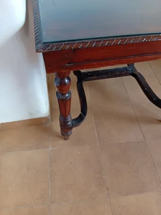 Mesa madera tallada cristal