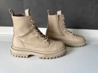 Botas de cordones beige de Zara. Talla 36