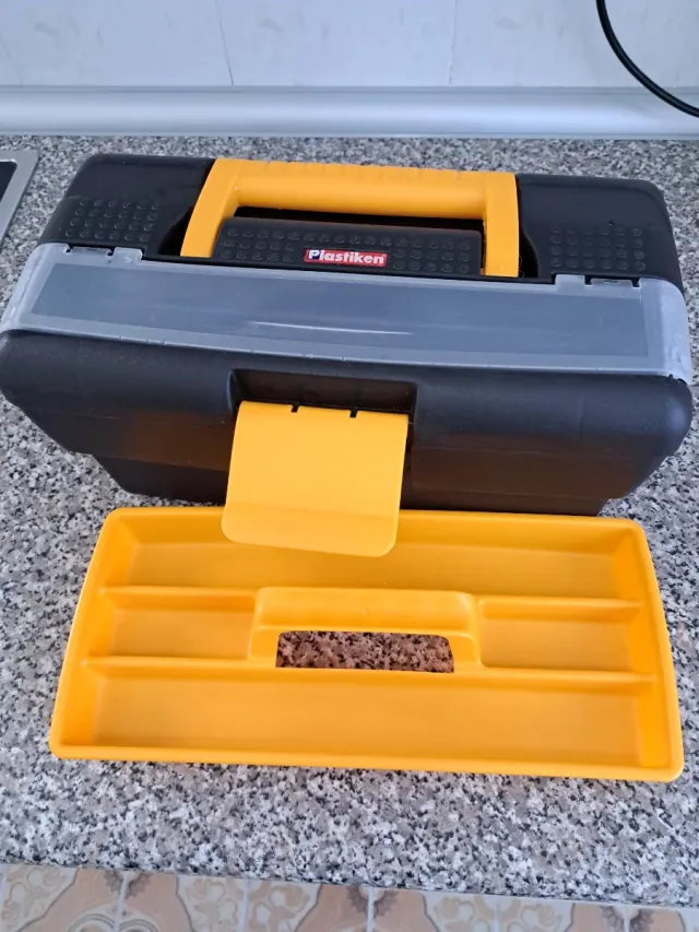 Caja de herramientas negra y amarilla