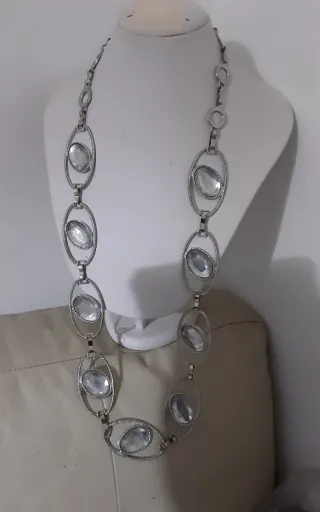 Collana lunga con elementi ovali