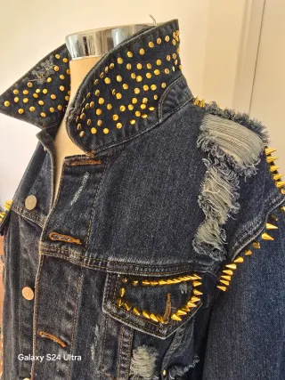 Chaqueta tejana punk tachuelas doradas
