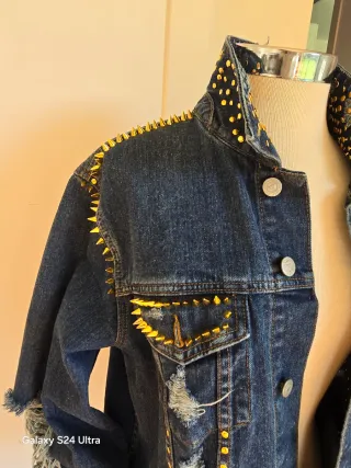 Chaqueta tejana punk tachuelas doradas