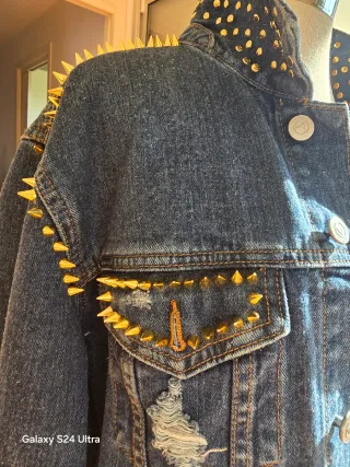 Chaqueta tejana punk tachuelas doradas