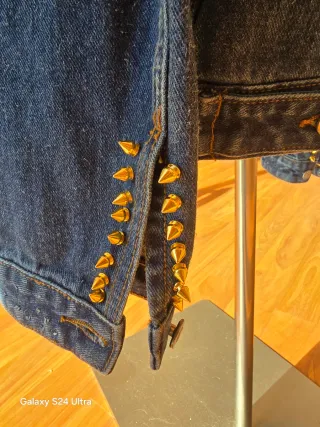 Chaqueta tejana punk tachuelas doradas