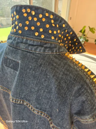 Chaqueta tejana punk tachuelas doradas