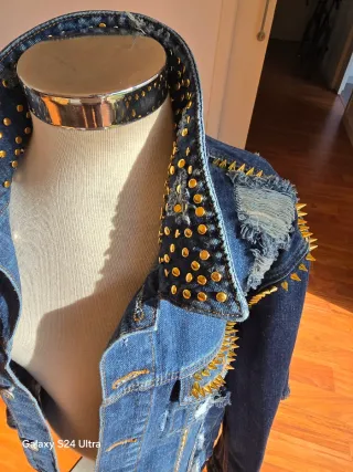Chaqueta tejana punk tachuelas doradas