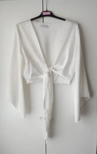 Blusa anudada manga acampanada