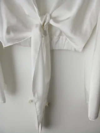 Blusa anudada manga acampanada