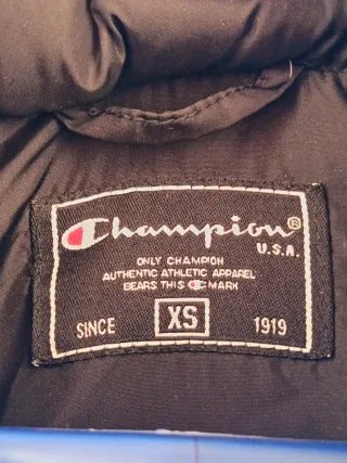 Piumino Champion nero con cappuccio