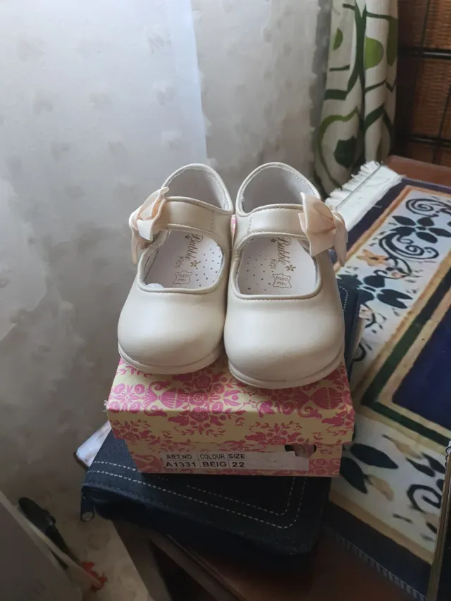 Zapatos niña beige lazo
