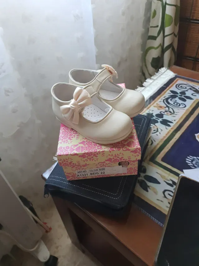 Zapatos niña beige lazo