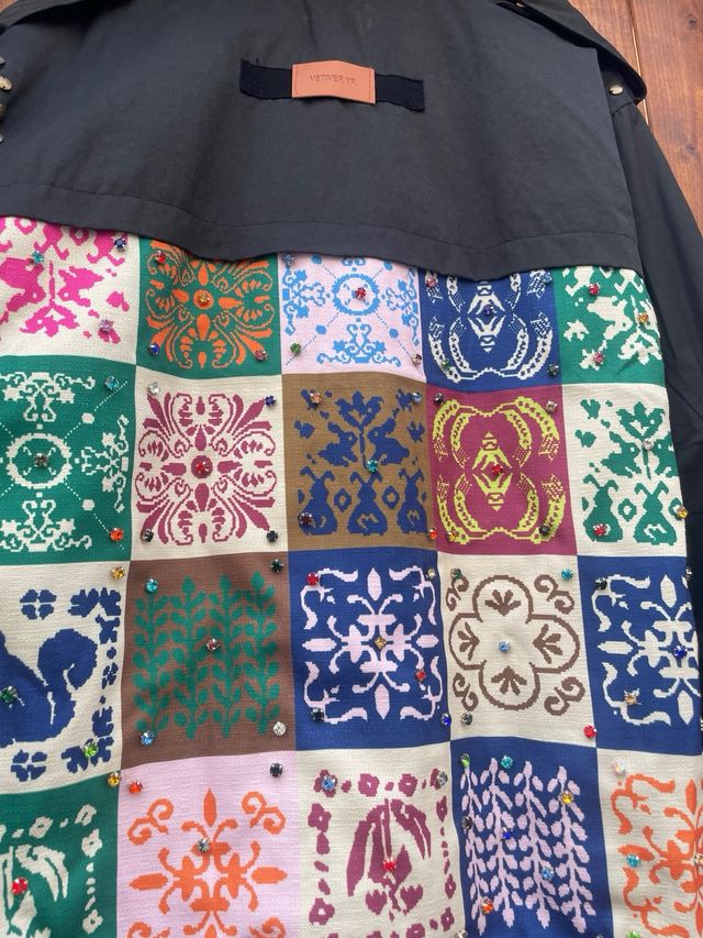 Chaqueta Bomber Negra con Estampado Multicolor