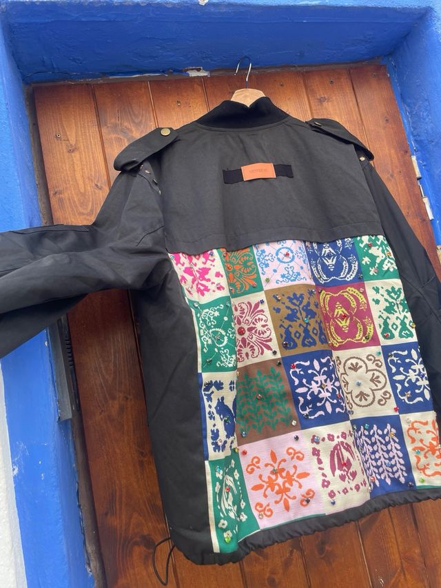 Chaqueta Bomber Negra con Estampado Multicolor