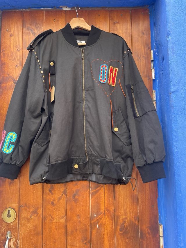 Chaqueta Bomber Negra con Estampado Multicolor