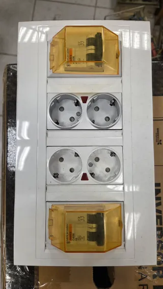Caja enchufes con protecciones
