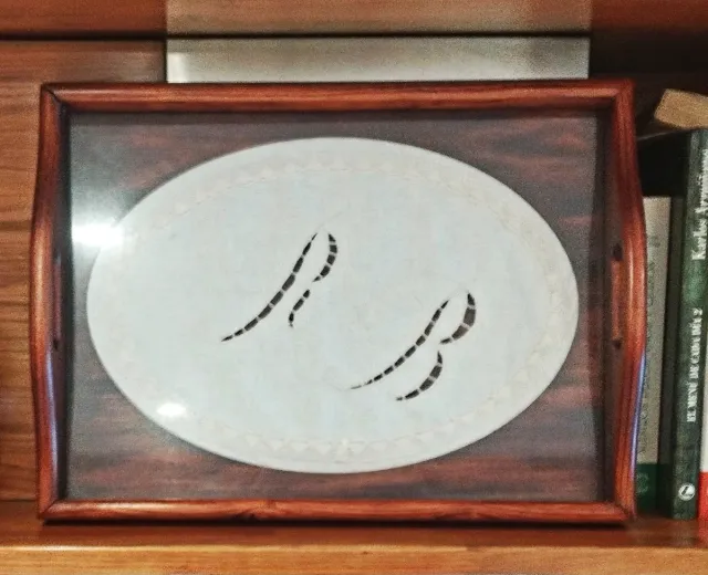 Bandeja madera con iniciales R y B