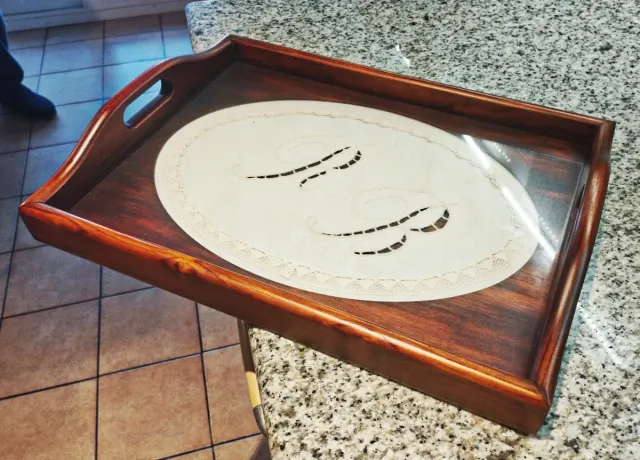 Bandeja madera con iniciales R y B