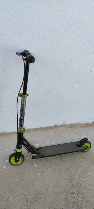 Patín plegable con ruedas verdes