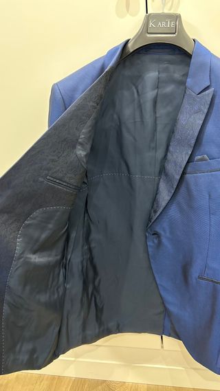 Traje de novio azul oscuro