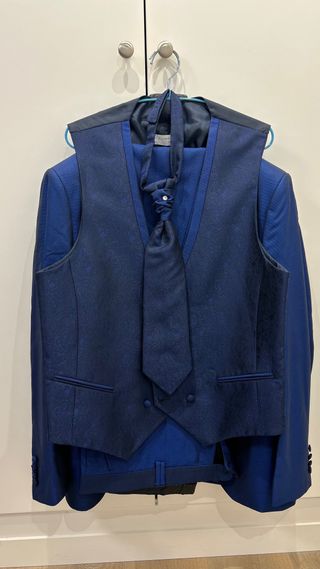 Traje de novio azul oscuro
