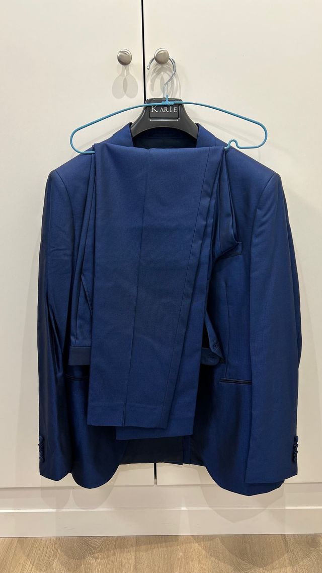 Traje de novio azul oscuro