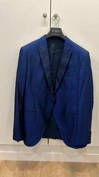 Traje de novio azul oscuro