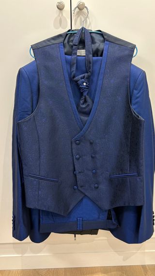 Traje de novio azul oscuro