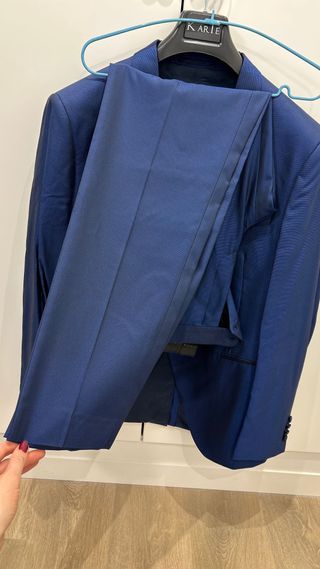 Traje de novio azul oscuro