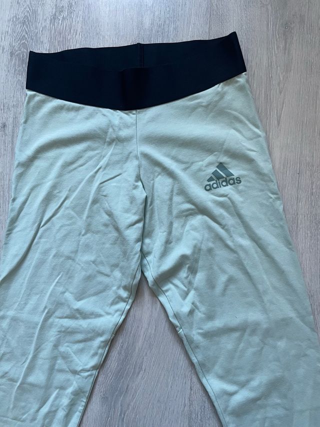 Mayas deportivas Adidas verdes y negras