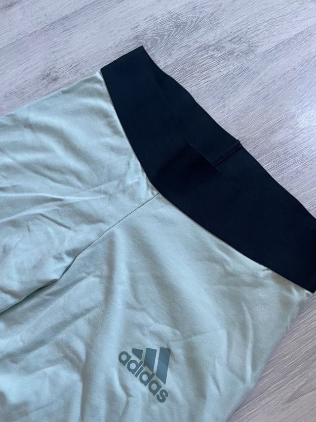 Mayas deportivas Adidas verdes y negras