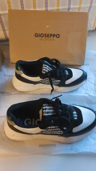 Zapatillas Gioseppo RAASDOR negras y blancas Mujer
