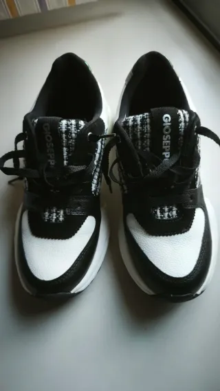 Zapatillas Gioseppo RAASDOR negras y blancas Mujer