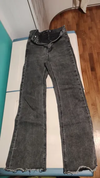 Pantalones vaqueros grises acampanados