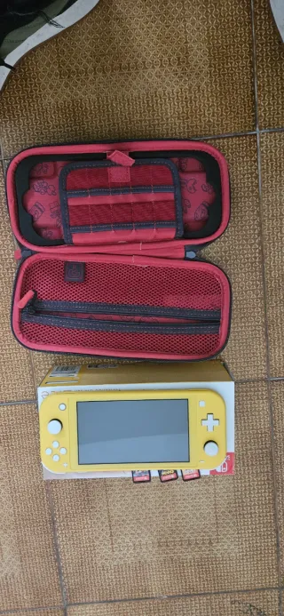 Nintendo Switch Lite Giallo con 3 giochi