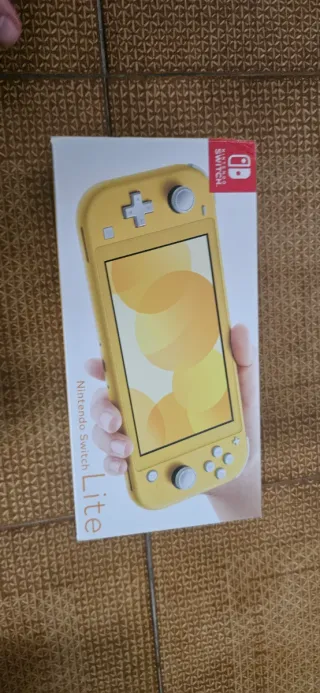 Nintendo Switch Lite Giallo con 3 giochi
