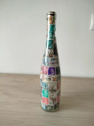 Botella decorada con sellos