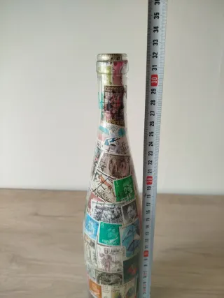 Botella decorada con sellos
