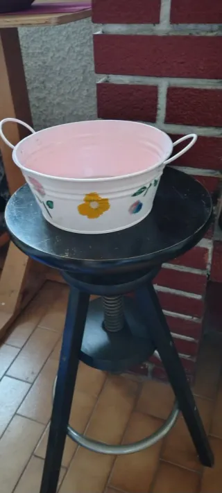 Annaffiatoio e vaschetta decorati floreali