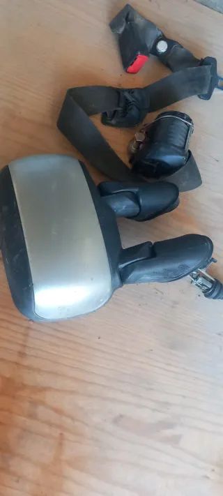 Retrovisor derecho y cinturón central