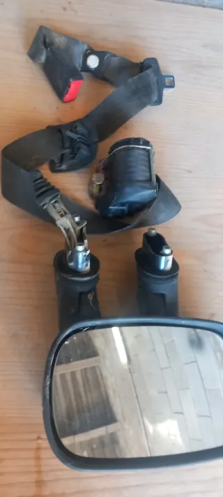 Retrovisor derecho y cinturón central