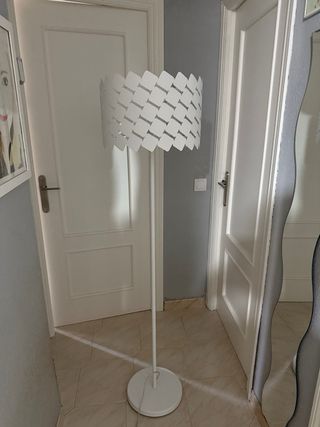 Lámpara de pie moderna blanca