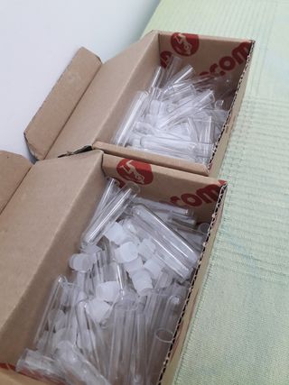 Tubos de plástico con tapón