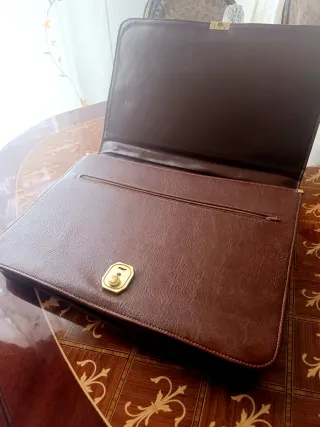 Cartera ejecutiva marrón